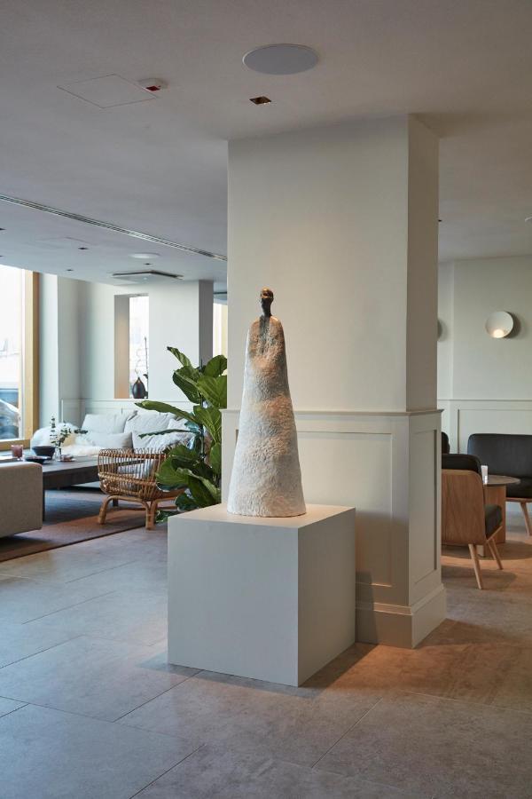 Runo Hotel Porvoo Luaran gambar The sculpture "The Guardian" by artist and sculptor, Jean-Pierre Hublot, at the entrance of the hotel